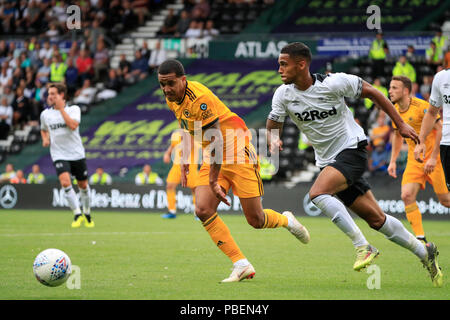 Pride Park Stadium, Derby, Regno Unito. 28 Luglio, 2018. La pre stagione amichevole di calcio, Derby County rispetto a Wolverhampton Wanderers; Max Lowe di Derby County è contestata da Helder Costa di Lupi Credit: Azione Plus immagini di sport/Alamy Live News Credit: Azione Plus immagini di sport/Alamy Live News Credit: Azione Plus immagini di sport/Alamy Live News Foto Stock