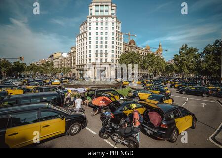 Barcellona, Spagna. 28 Luglio 2018: Taxi driver un blocco di giunzione nevralgici nel centro della città di Barcellona per protestare contro il crescente uso di ride-salutando i servizi che essi considerano una concorrenza sleale nel corso di un numero illimitato di sciopero. Credito: Matthias Oesterle/Alamy Live News Foto Stock