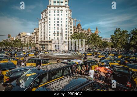 Barcellona, Spagna. 28 Luglio 2018: Taxi driver un blocco di giunzione nevralgici nel centro della città di Barcellona per protestare contro il crescente uso di ride-salutando i servizi che essi considerano una concorrenza sleale nel corso di un numero illimitato di sciopero. Credito: Matthias Oesterle/Alamy Live News Foto Stock