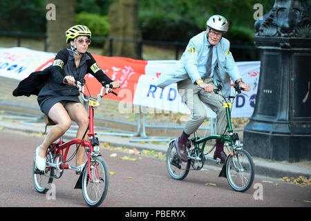 Londra, Regno Unito. Il 28 luglio 2018. La gente a prendere parte nel XIII Brompton World Championship finale, parte di Prudential RideLondon, equitazione a 1.3km circuito intorno al St James Park. (Solo uso editoriale) Credito: Stephen Chung / Alamy Live News Foto Stock