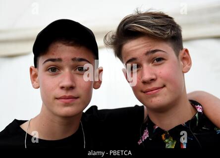 Max e Harvey Mills eseguire presso il Camp Bestival. Credito: Finnbarr Webster/Alamy Live News Foto Stock