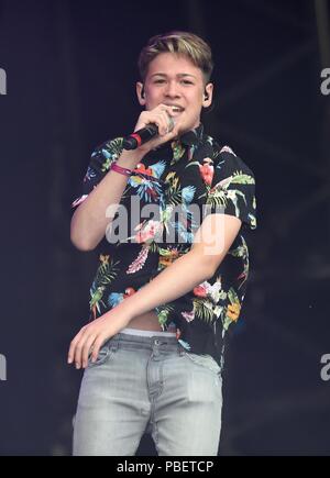 Max e Harvey Mills eseguire presso il Camp Bestival. Credito: Finnbarr Webster/Alamy Live News Foto Stock