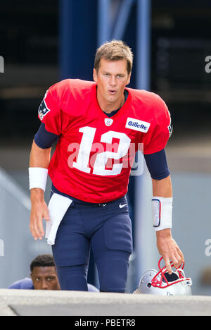 Gillette Stadium. 28 Luglio, 2018. MA, USA; New England Patriots quarterback Tom Brady (12) prende il campo durante il New England Patriots Training Camp a Gillette Stadium. Anthony Nesmith/CSM/Alamy Live News Foto Stock