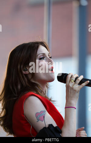 Liverpool, Regno Unito. 28 Luglio, 2018. Sophie Ellis-Bextor dà una splendida performance sul palco del 2018 Liverpool Pride Festival. Credito: Ken Biggs/Alamy Live News. Foto Stock