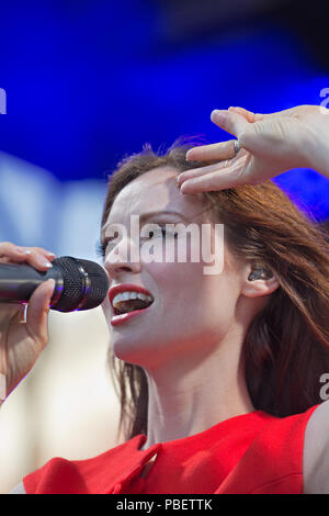 Liverpool, Regno Unito. 28 Luglio, 2018. Sophie Ellis-Bextor dà una splendida performance sul palco del 2018 Liverpool Pride Festival. Credito: Ken Biggs/Alamy Live News. Foto Stock