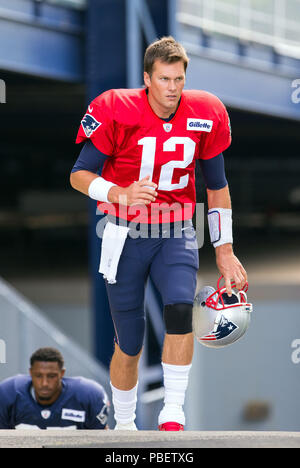 Gillette Stadium. 28 Luglio, 2018. MA, USA; New England Patriots quarterback Tom Brady (12) prende il campo durante il New England Patriots Training Camp a Gillette Stadium. Anthony Nesmith/CSM/Alamy Live News Foto Stock