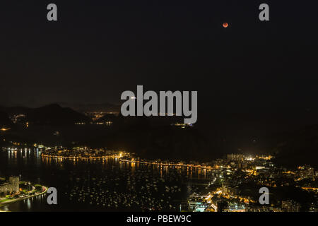 Rio de Janeiro, 27 luglio 2018. Lunar Eclipse. Luna di sangue su Rio de Janeiro. Foto Stock