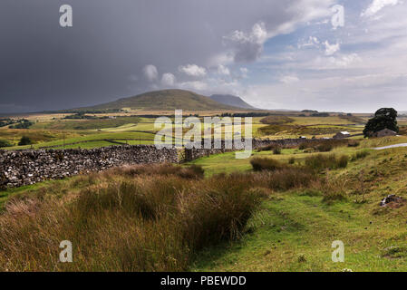 Ingleborough, North Yorkshire, Regno Unito. 28 lug 2018. Heavy Rain nuvole passano sopra Ingleborough picco in Yorkshire Dales National Park, 28 luglio 2018. Credito: John Bentley/Alamy Live News Foto Stock