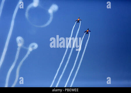 Bucarest, Romania. 28 Luglio, 2018. Aerei di volare tori Team effettuano a Bucarest International Air Show a Bucarest in Romania, il 28 luglio 2018. Bucarest International Air Show e General Aviation Exhibition si è tenuto qui il sabato. Credito: Gabriel Petrescu/Xinhua/Alamy Live News Foto Stock