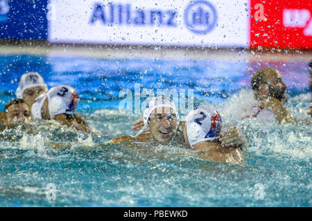 Bernat piscine Picornell, Barcelona, Spagna. 28 Luglio, 2018. Xxxiii Mens europeo Pallanuoto campionati, finale, Spagna contro la Serbia; lettori serba per celebrare il campionato Credito: Azione Sport Plus/Alamy Live News Foto Stock