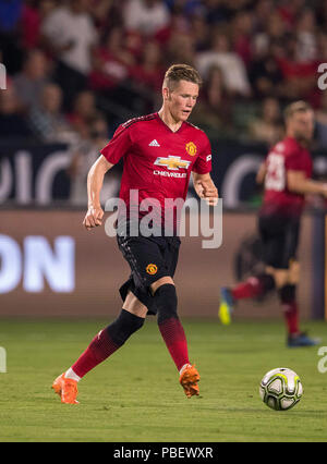 Carson, CA. Xxv Luglio, 2018. Il Manchester United centrocampista Scott McTominay(29) dribbling la palla durante una partita tra AC Milan vs manchester united Mercoledì, 25 luglio 2018 presso il Centro StubHub, a Carson, CA. Il Manchester United ha sconfitto il Milan 1-1 (9-8) sanzioni. (Obbligatorio Credito: Juan Lainez/MarinMedia.org/Cal Sport Media) (completare il fotografo e il credito richiesto) Credito: csm/Alamy Live News Foto Stock