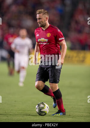 Carson, CA. Xxv Luglio, 2018. Il Manchester United defender Luca Shaw (23) dribbling la palla durante una partita tra AC Milan vs manchester united Mercoledì, 25 luglio 2018 presso il Centro StubHub, a Carson, CA. Il Manchester United ha sconfitto il Milan 1-1 (9-8) sanzioni. (Obbligatorio Credito: Juan Lainez/MarinMedia.org/Cal Sport Media) (completare il fotografo e il credito richiesto) Credito: csm/Alamy Live News Foto Stock