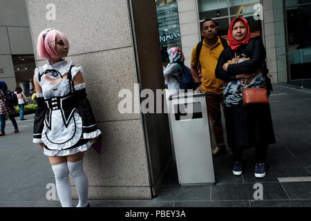 KUALA LUMPUR, Malesia - 28 Luglio: una donna malese (L) indossare un costume di anime durante il Japan Expo di Kuala Lumpur in Malesia sulla luglio 28, 2018. Il Japan Expo Malaysia terrà tre-giorni iniziato dal 27 luglio fino al 29 caratteristiche Giappone più iconica simboli culturali, musica, anime, arte, educazione, moda, food, di viaggio e di intrattenimento dal vivo sotto un unico tetto in Malaysia. Foto di Nipponnews/Samsul detto (Malesia) Foto Stock
