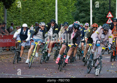 Londra, Regno Unito. 28 Luglio, 2018. Più di 500 elegantemente vestito Brompton piloti competere nel tredicesimo anniversario Brompton World Championship Final oltre fino a otto giri intorno a St James Park. È stato il quarto anno consecutivo che la gara aveva presentato come parte di Prudential RideLondon evento. Credito: Mark Kerrison/Alamy Live News Foto Stock