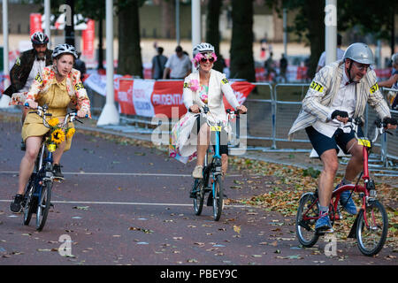 Londra, Regno Unito. 28 Luglio, 2018. Più di 500 elegantemente vestito Brompton piloti competere nel tredicesimo anniversario Brompton World Championship Final oltre fino a otto giri intorno a St James Park. È stato il quarto anno consecutivo che la gara aveva presentato come parte di Prudential RideLondon evento. Credito: Mark Kerrison/Alamy Live News Foto Stock