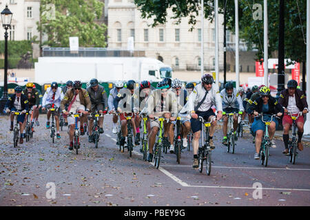 Londra, Regno Unito. 28 Luglio, 2018. Più di 500 elegantemente vestito Brompton piloti competere nel tredicesimo anniversario Brompton World Championship Final oltre fino a otto giri intorno a St James Park. È stato il quarto anno consecutivo che la gara aveva presentato come parte di Prudential RideLondon evento. Credito: Mark Kerrison/Alamy Live News Foto Stock