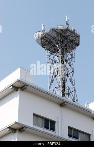 Vista della Torre di comunicazioni con le antenne contro il cielo blu Foto Stock