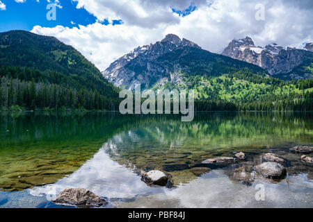 La riflessione sul lago Taggart nel Parco Nazionale di Grand Teton vicino a Jackson, Wyoming Foto Stock