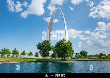 St Louis Gateway Arch nel Missouri lungo il laghetto Foto Stock