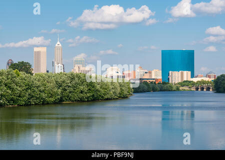 Indianapolis dello skyline della città lungo il Fiume Bianco Foto Stock