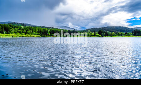 Nuvole scure sul piccolo lago Heffley, un lago per la pesca sportiva a picchi Heffley-Sun Road nella regione di Shuswap del Okanagen in British Columbia, Canada Foto Stock