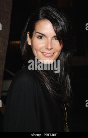 Angie Harmon arrivando a la storia della natività di Premiere presso la Academy of Motion Pictures Arti e scienza in Los Angeles. headshot contatto visivo 01 HarmonAngie042 Red Carpet Event, verticale, STATI UNITI D'AMERICA, industria cinematografica, celebrità, fotografia, Bestof, arte cultura e intrattenimento, Topix celebrità moda / Verticale, meglio di, evento nella vita di Hollywood - California, moquette rossa e dietro le quinte, USA, industria cinematografica, celebrità, movie celebrità, personaggi televisivi, musica celebrità, fotografia, Bestof, arte cultura e intrattenimento, Topix, headshot, verticale, una persona, dall'anno , 2006, inchiesta Foto Stock