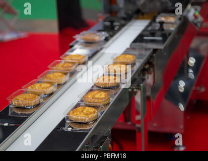 Pane/toast/bun avvolgimento di plastica macchina sulla linea di produzione di prodotti da forno Foto Stock