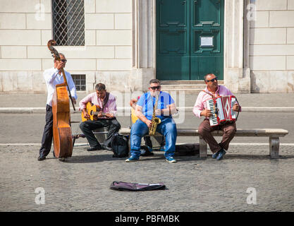 Roma, Italia - Sep 20, 2014: musicisti di strada giocando a Piazza Navona il Sep 20. 2014. Roma, Italia. Piazza Navona è una delle principali mete attra Foto Stock