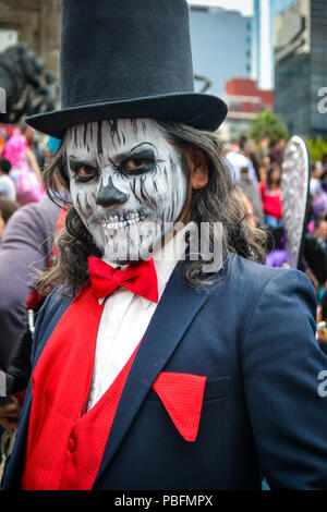 Città del Messico, Messico ; 26 Ottobre 2016: Ritratto di un uomo in disguise presso il Giorno dei Morti sfilata in Città del Messico Foto Stock