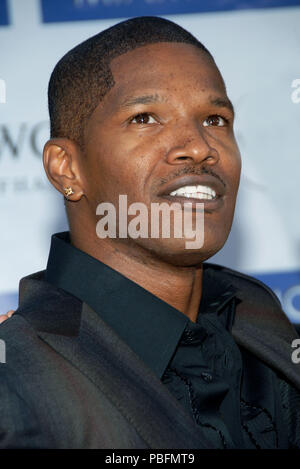 Jamie Foxx arrivando al Miami Vice Premiere al Westwood Village Theatre di Los Angeles. Luglio 20, 2006. headshot 03 FoxxJamie068 Red Carpet Event, verticale, STATI UNITI D'AMERICA, industria cinematografica, celebrità, fotografia, Bestof, arte cultura e intrattenimento, Topix celebrità moda / Verticale, meglio di, evento nella vita di Hollywood - California, moquette rossa e dietro le quinte, USA, industria cinematografica, celebrità, movie celebrità, personaggi televisivi, musica celebrità, fotografia, Bestof, arte cultura e intrattenimento, Topix, headshot, verticale, una persona, dall'anno , 2006, inchiesta tsuni@Gamma-USA.com Foto Stock