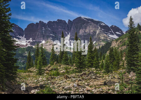 Majestic Maroon Bells picchi visti dal robusto Crater Lake Trail in una giornata di sole con cielo blu in estate vicino a Aspen Colorado Foto Stock