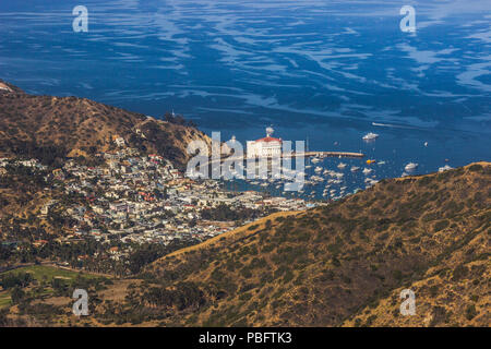 Vista in elevazione di Catalina Casino circondato da barche ormeggiate nel porto di Avalon, Isola di Santa Catalina, California Foto Stock