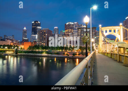 Pittsburgh, Pennsylvania lo skyline di notte lungo il fiume Allegheny da Roberto Clemente Bridge Foto Stock
