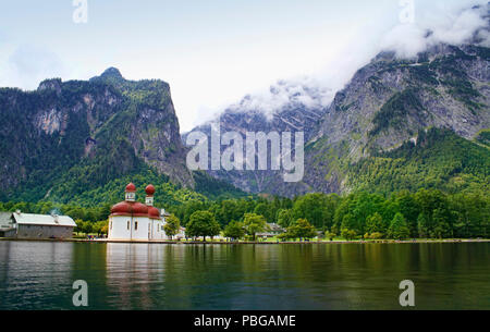 San Bartolomeo chiesa in Baviera, Germania. vista dal lago Konigssee Foto Stock