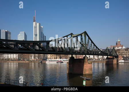 Ponte di ferro sul fiume Main, Frankfurt am Main, Hesse, Germania, Europa Foto Stock