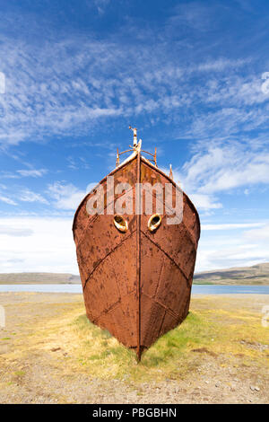 Il distrutto nave baleniera Gardar B64 nella valle Skapadalur, Westfjords, Islanda. Foto Stock