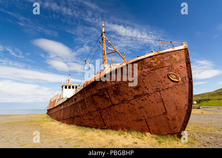 Il distrutto nave baleniera Gardar B64 nella valle Skapadalur, Westfjords, Islanda. Foto Stock