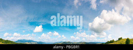 Panorama della splendida cloudscape spostare a destra. incantevole natura sfondo utile per il flusso di lavoro composito Foto Stock