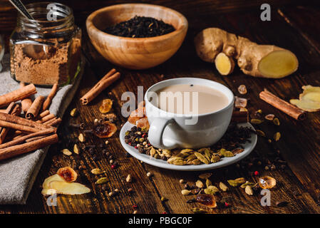 Masala Chai con ingredienti diversi. Drink di riscaldamento Foto Stock