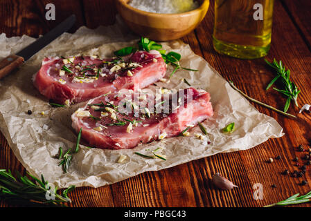 Due Rib-Eye maiale bistecche preparate con spezie Foto Stock