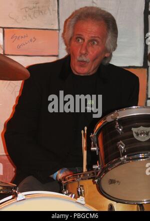 Liverpool, Regno Unito quinto Beatle Pete Best mette su uno spettacolo con la sua band presso la caverna di credito Fairbrother Ian/Alamy Stock Foto Foto Stock