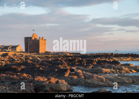 Sunswet riflettendo sulle pareti laterali delle antiche rovine del castello Portencross Seamill Scozia Ailsa Craig o roccioso è in lontananza. Foto Stock