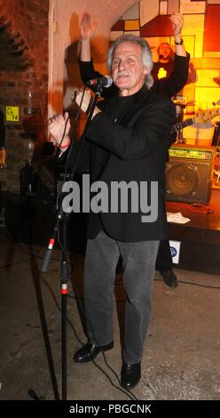 Liverpool, Regno Unito quinto Beatle Pete Best mette su uno spettacolo con la sua band presso la caverna di credito Fairbrother Ian/Alamy Stock Foto Foto Stock