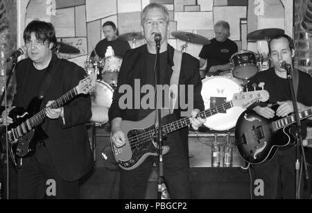 Liverpool, Regno Unito quinto Beatle Pete Best mette su uno spettacolo con la sua band presso la caverna di credito Fairbrother Ian/Alamy Stock Foto Foto Stock