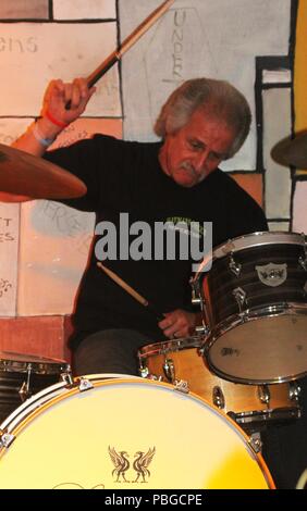 Liverpool, Regno Unito quinto Beatle Pete Best mette su uno spettacolo con la sua band presso la caverna di credito Fairbrother Ian/Alamy Stock Foto Foto Stock