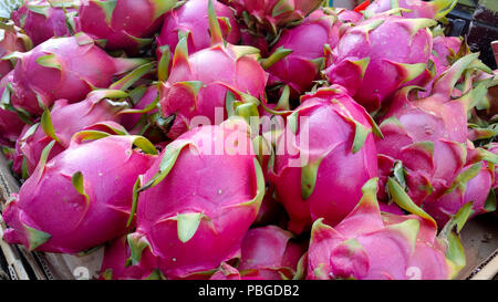 Dragon di frutta sul display in un mercato all'aperto in Chinatown, New York Foto Stock