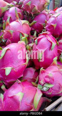 Dragon di frutta sul display in un mercato all'aperto in Chinatown, New York Foto Stock