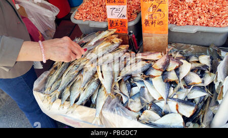 Gamberi secchi e pesce in vendita in una Chinatown mercato aperto Foto Stock