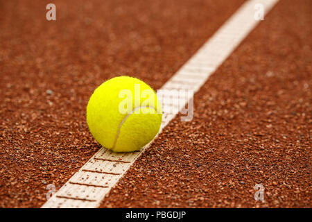 Gioco di tennis. Palla da tennis sul campo da tennis in argilla rossa. Sport concept Foto Stock