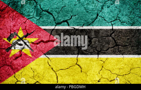 Repubblica del Mozambico bandiera sulla terra arida terra sfondo texture Foto Stock